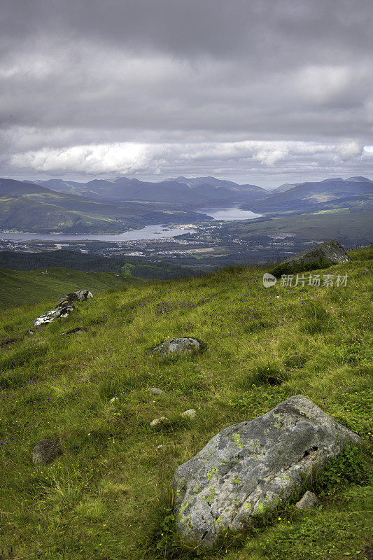 从尼维斯山脉的奥纳赫莫尔(Aonach Mor)俯瞰苏格兰威廉堡(Fort William)周围的山谷和山脉。